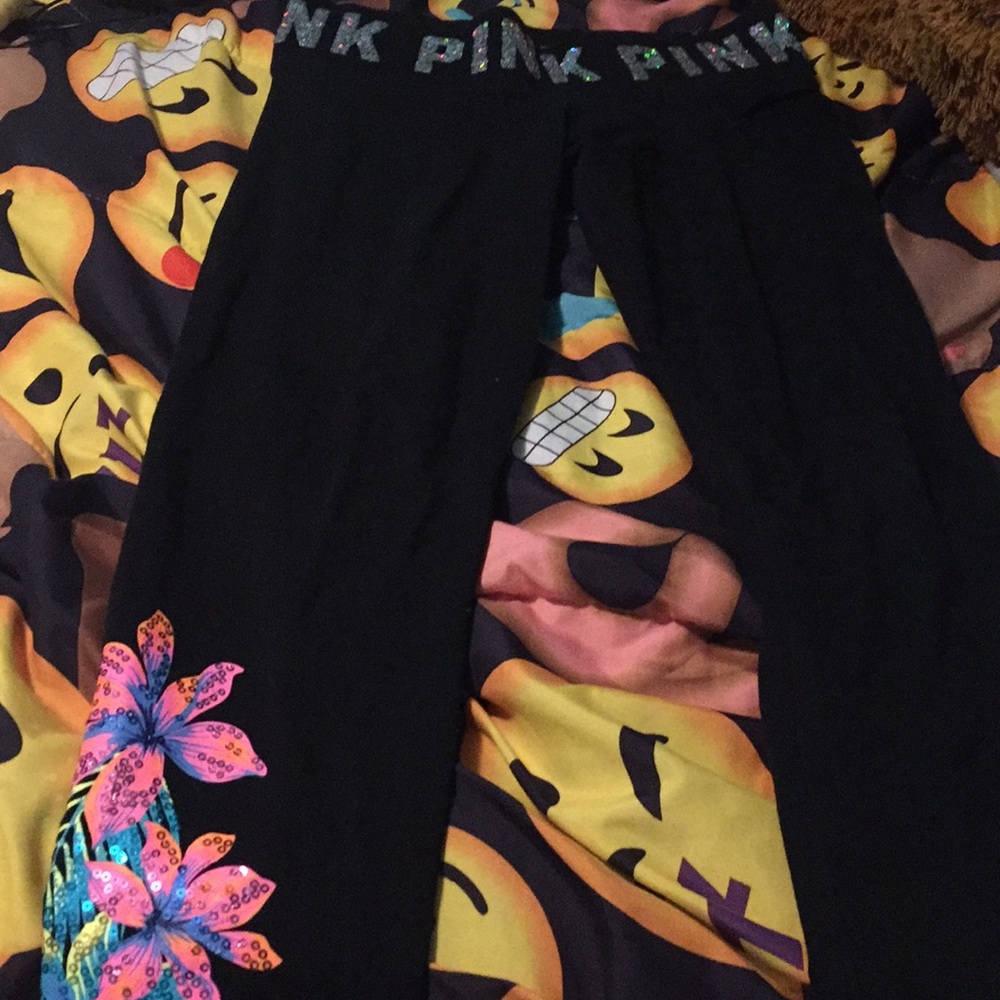 I’m selling these super soft leggings from pink